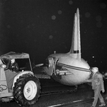 125766 Afbeelding van het nachtelijke transport over de Amersfoortseweg te Soesterberg van een vliegtuig van Channel ...